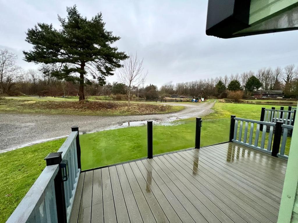 2 Bedroom Lakeview Lodge - Ensuite & Balcony Deck Carnforth Exterior foto
